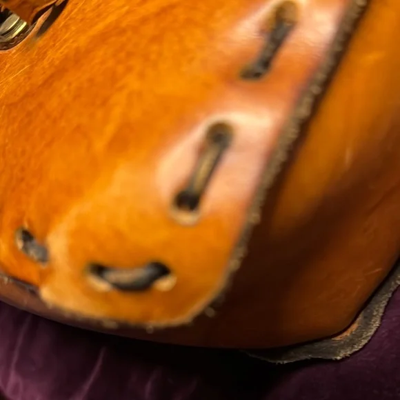 Classic Tan Handmade Leather Shoulder Bag with Brass Clasp - Picture 5 of 7